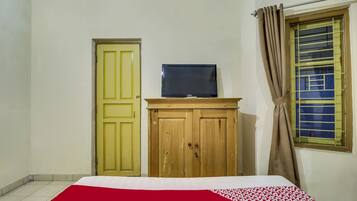 Laptop workspace, free WiFi, bed sheets