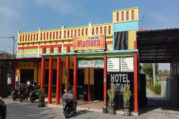 A colorful building with a sign reading "HOTEL Mutiara."