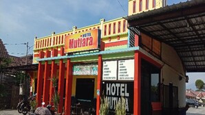 A colorful building with a sign reading "HOTEL MUTLARA". - Hotel O Mutiara (Ponorogo)