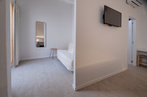 Habitación cuádruple superior | Zona de estar | Televisión de plasma de 35 pulgadas con canales por cable