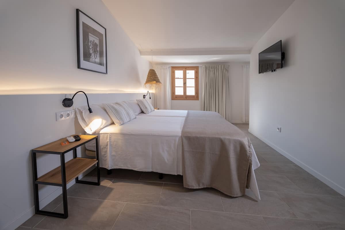Family Room | 1 bedroom, minibar, desk, free WiFi