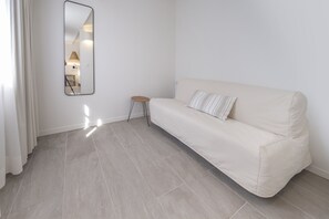 Family Room | Living area | 35-inch plasma TV with cable channels - Hotel Tres Tocs (Ciutadella de Menorca)