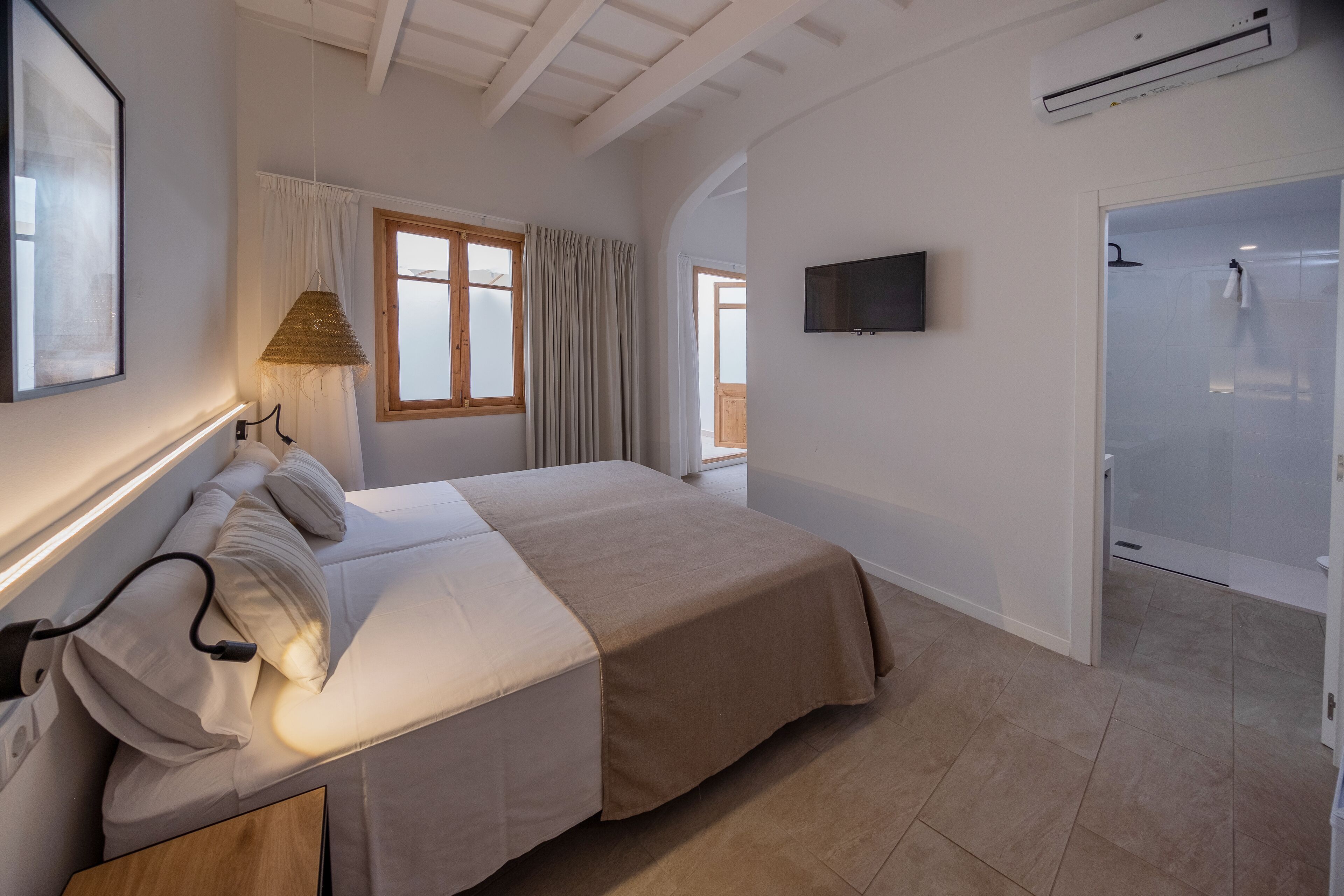 Minibar, escritorio, wifi gratis y ropa de cama 