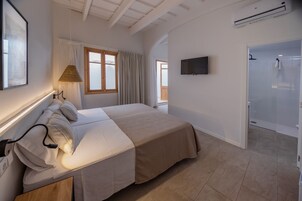 高级四人房 | 迷你吧、办公桌、免费 WiFi、床单