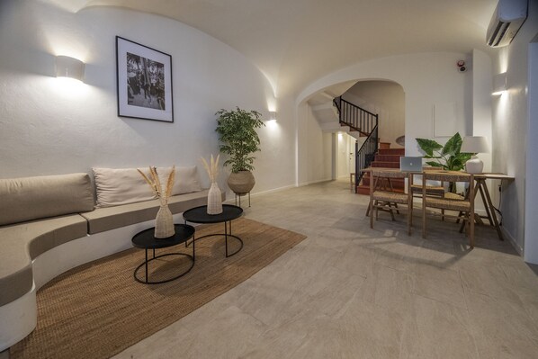 Reception - Hotel Tres Tocs (Ciutadella de Menorca)