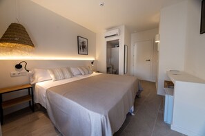 Habitación estándar con 1 cama matrimonial o 2 individuales | Minibar, escritorio, wifi gratis y ropa de cama 