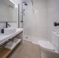 Habitación cuádruple superior | Baño | Ducha y cabezal de ducha tipo lluvia