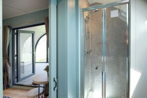 Standard Cabin | Bathroom | Shower, towels