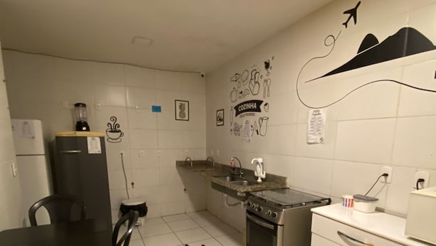 Shared fridge, shared microwave - Pelo Mundo Hostel (Rio de Janeiro)