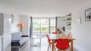 Basic Apartment, 1 King Bed with Sofa bed | Dining