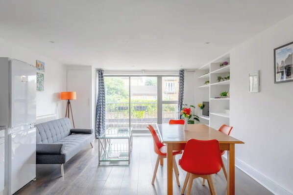 Basic Apartment, 1 King Bed with Sofa bed | Dining - Bright & Contemporary 1BD Flat - Haggerston (London)