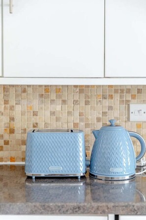 Basic Apartment, 1 King Bed with Sofa bed | Private kitchen | Fridge, oven, stovetop, dishwasher - Bright & Contemporary 1BD Flat - Haggerston (London)