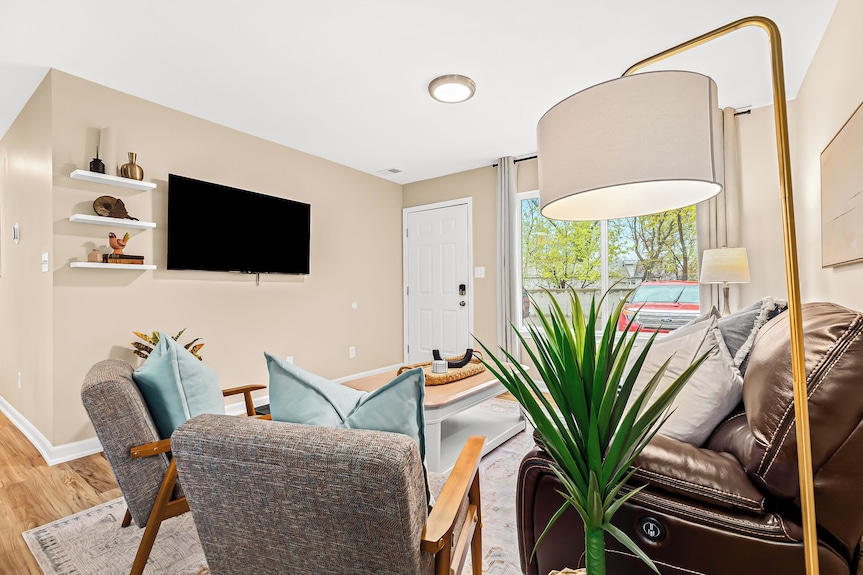 New! Bright & Cozy 1br Flat With Double Recliners - Warren, MI