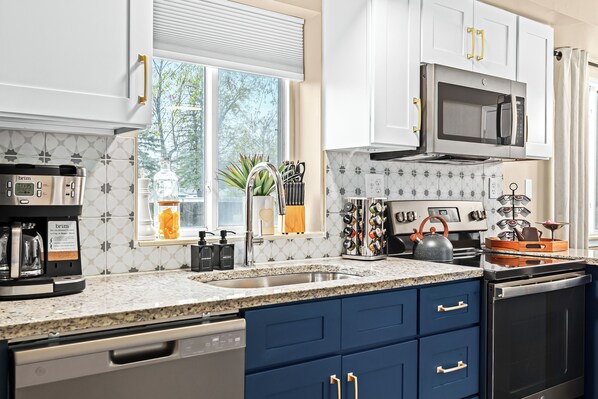 Fridge, microwave, oven, stovetop - New! Contemporary 1BR Haven, Private & Pristine (Roseville)