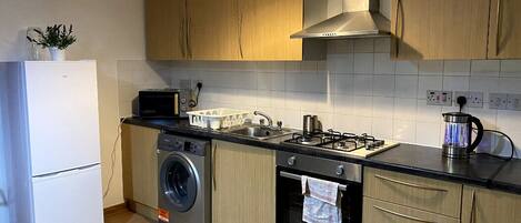 Køleskab, mikrobølgeovn, ovn, kogeplade