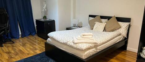 2 quartos, escrivaninha, ferros/tábuas de passar roupa