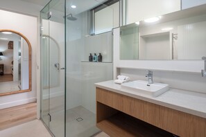 Hair dryer, towels - Whitsunday West Apartment 1303 (Hamilton Island)