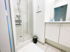 Douche, sĂšche-cheveux, serviettes fournies