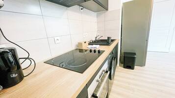 Réfrigérateur, four, plaque de cuisson, cafetiÚre/bouilloire