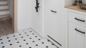 A hallway with a white wardrobe, a hat rack, and a staircase. - Allegra Istriana in Fa ana (Fazana)