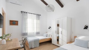 A modern bedroom with two single beds, a wooden desk, a chair, a wardrobe, and a hanging light fixture. - Allegra Istriana in Fa ana (Fazana)