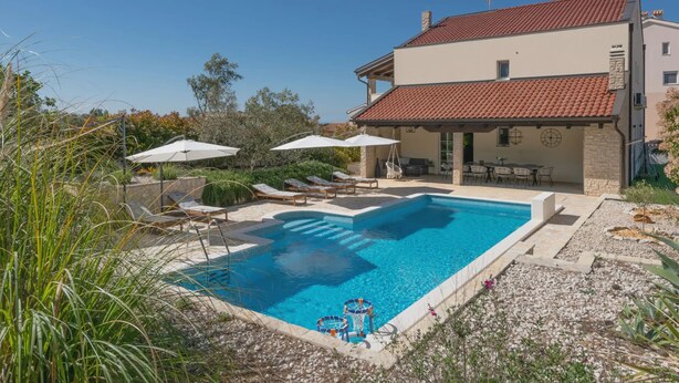 A two-story house with a swimming pool, outdoor seating, and a garden. - Allegra Istriana in Fa ana (Fazana)