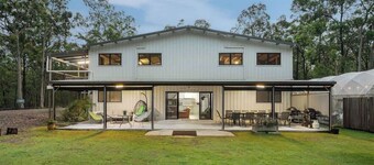 8 bedrooms 4 bath for 20+ near Mt Cotton