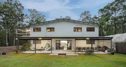 8 bedrooms 4 bath for 20+ near Mt Cotton