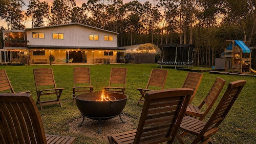 8 bedrooms 4 bath for 20+ near Mt Cotton