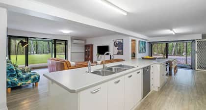 8 bedrooms 4 bath for 20+ near Mt Cotton