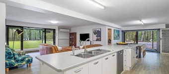 8 bedrooms 4 bath for 20+ near Mt Cotton