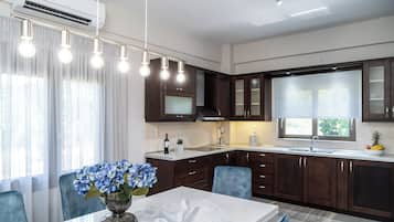 Comfort huis | Privékeuken | Een koelkast met diepvriezer, een microgolfoven, een oven, een kookplaat