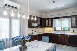 Comfort House | Private kitchen | Full-size fridge, microwave, oven, stovetop