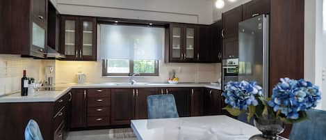 Comfort House | Private kitchen | Full-size fridge, microwave, oven, stovetop