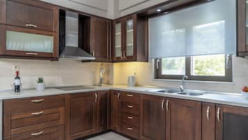 Een koelkast met diepvriezer, een microgolfoven, een oven, een kookplaat