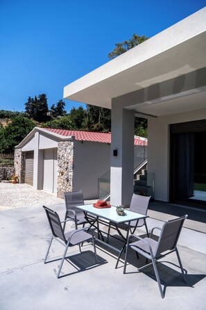 Outdoor dining - Villa Emily (Platanias)