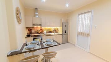 Fridge, oven, stovetop, coffee/tea maker