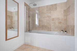 Baignoire, sèche-cheveux