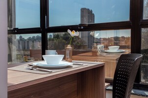 Escritorio, sistema de insonorización, wifi gratis y ropa de cama 