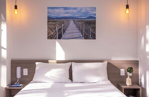 Escritorio, sistema de insonorización, wifi gratis y ropa de cama 