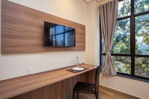 Doppia Standard | Una scrivania, insonorizzazione, Wi-Fi gratuito, lenzuola