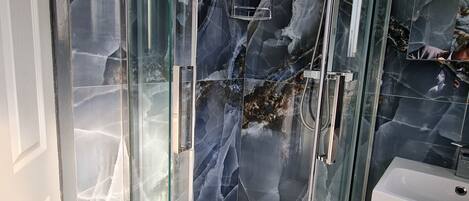 Serviettes fournies, savon, shampooing, papier de toilette