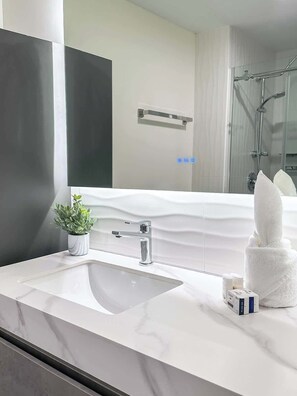 Dusche, Haartrockner, Handtücher
