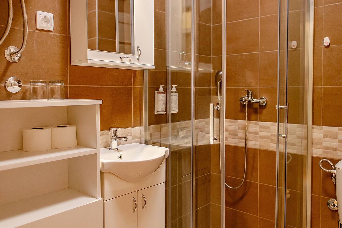deluxe room | bathroom | shower, hair dryer, slippers, towels