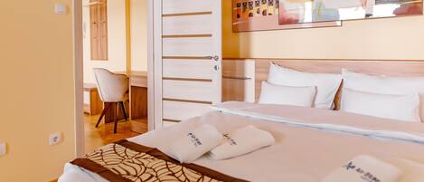 Una habitación de hotel con una cama, un escritorio y una silla.