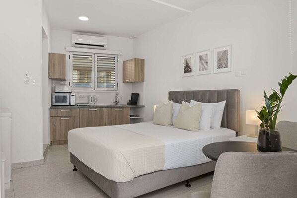 Luxury Studio | In-room safe, free WiFi, bed sheets - Phaedrus Living: Alkminis Seaside Suites Verano (Paphos)