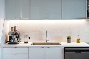 Fridge, oven, stovetop, dishwasher