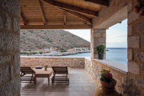 Outdoor dining - K Waterfront Residence In Mani (Mani)