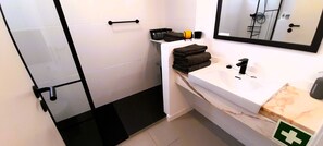 Shower, hair dryer, soap, toilet paper - Rocha Sunny Apartment (Portimão)