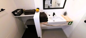 Chuveiro, secador de cabelo, sabonete, papel higiênico